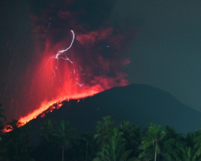Показали мощное извержение вулкана Ибу