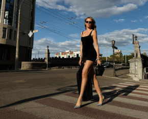 Леся Нікітюк у екстремально короткій сукні прогулялась Одесою: фото