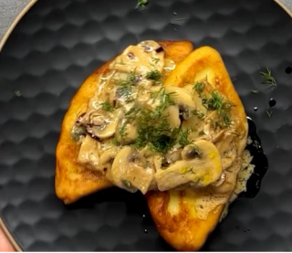 Картофельные зразы с сыром под грибным соусом: как быстро приготовить обед для всей семьи