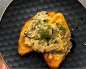 Картофельные зразы с сыром под грибным соусом: как быстро приготовить обед для всей семьи