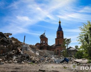 Опустевшие улицы, разбитые дома, школы и детсады: как живут украинцы в 9 км от линии фронта
