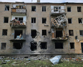 Росіяни вдень вдарили по центру Херсона. Фото пошкоджених житлових будинків
