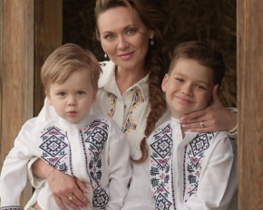 Анна Саліванчук з синами від нардепа зачарувала образами у вишиванках
