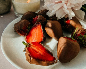 Станет украшением на семейном празднике: как легко приготовить клубнику в шоколаде