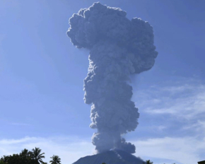 Активизировался опасный вулкан Ибу - видео