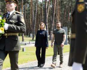 "Всегда будет с нами память о жертвах политических репрессий": Зеленский посетил Быковнянские могилы