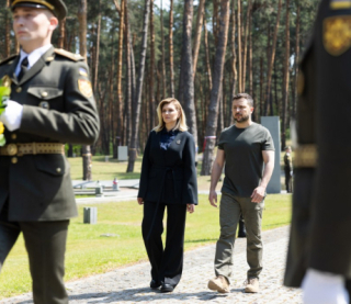 "Всегда будет с нами память о жертвах политических репрессий": Зеленский посетил Быковнянские могилы