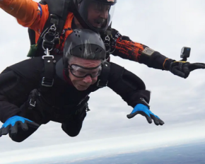 106-річний американець стрибнув з парашутом і встановив світовий рекорд: як це було