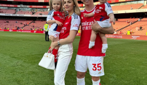 Зинченко устроил фотосессию с женой и двумя дочерьми на футбольном поле