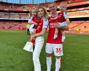 Зинченко устроил фотосессию с женой и двумя дочерьми на футбольном поле