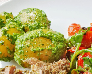 Молода картопля у соусі песто: спробуйте новий смак страви цього сезону