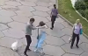 В Днепре мужчина посреди улицы избивал прохожих женщин - видео