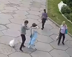 В Днепре мужчина посреди улицы избивал прохожих женщин - видео