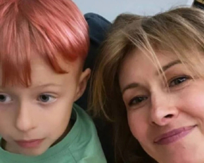 Елена Кравец покрасила семилетнего сына в розовый: &quot;Еще и цвет помогала выбирать&quot;