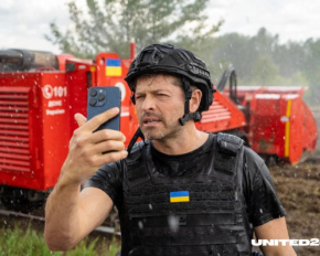 Американский актер Миша Коллинз приехал к линии фронта в Сумскую область (фото)