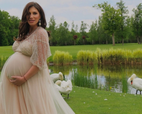 Жена Тигипко устроила чувственную фотосессию на последних неделях беременности