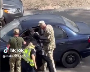 В Сумском ТЦК отреагировали на видео, где люди в военной форме насильно вытаскивают мужчину из автомобиля