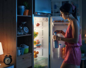 Кому можна їсти перед сном і не набирати вагу: пояснення дієтолога