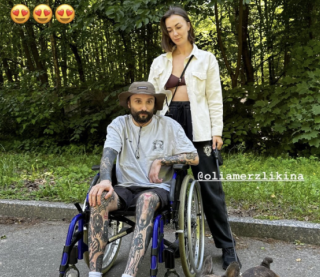 Виктор Розовый после серьезного ранения вышел на связь в инвалидной коляске (фото)