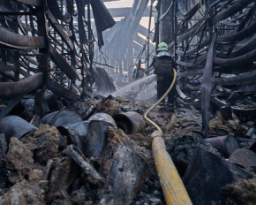 Спасатели завершили тушение пожара в &quot;Эпицентре&quot; в Харькове после российского удара. Клименко показал фото последствий