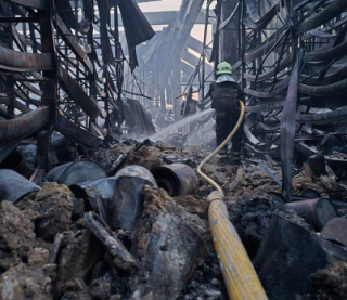 Спасатели завершили тушение пожара в &quot;Эпицентре&quot; в Харькове после российского удара. Клименко показал фото последствий