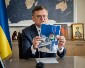Нужно бить по России - Кулеба показал министрам ЕС фото 8-летнего мальчика из Харькова