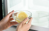 Трюк с лимонной кислотой, который поможет отмыть микроволновку до блеска