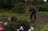 Леся Никитюк показала, как сапает огород в Хмельницком