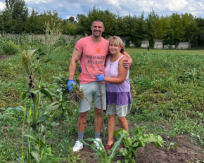 Секс-символ Цымбалюк приехал в Корсунь и показал, как помогает матери на огороде