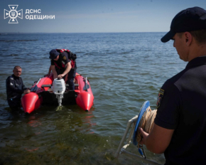 В Одессе лейтенанта полиции снесло в море во время шторма