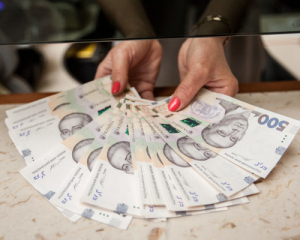 Средняя зарплата в Украине за год выросла более чем на 4 тыс. грн