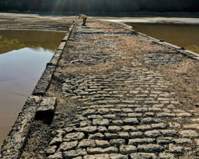 Из-за обмеления Днестра на поверхности показался затопленный мост времен Второй мировой: фото