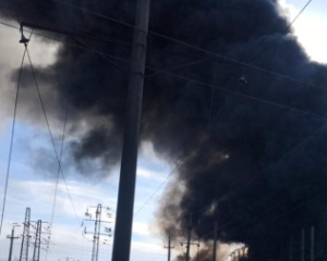 После обстрела россиян на Киевщине вспыхнул промышленный объект