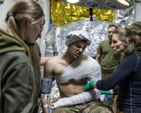 Спасают жизнь защитников: Зеленский показал кадры работы украинских боевых медиков