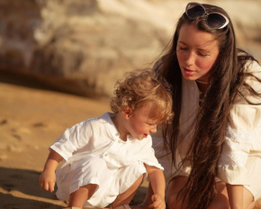 Невестка Ющенко устроила фотосессию с сыном на берегу моря
