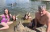 Мирзоян показал, как отдыхает с женой и дочерью на киевском озере