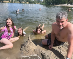 Мирзоян показал, как отдыхает с женой и дочерью на киевском озере