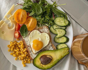 Чим снідати жінкам 50+: дієтолог назвала кілька варіантів ранкового меню