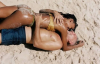 Кассель с младшей на 30 лет девушкой позагорали на пляже в объятиях: страстное фото