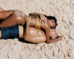 Кассель з молодшою на 30 років дівчиною позасмагали на пляжі в обіймах: пристрасне фото