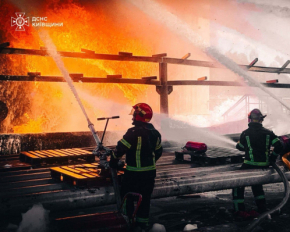 На Київщині третю добу гасять пожежу після удару РФ