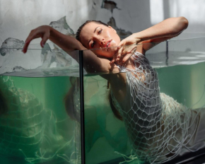 Наталка Денисенко одягла сітку й залізла в акваріум для сміливих фото