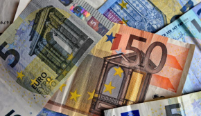 Евро резко подешевел после выходных, что с долларом