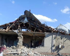 Окупанти обстріляли село на Харківщині: двоє людей постраждало