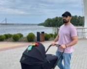 Виталий Козловский показался на прогулке с трехмесячным сыном