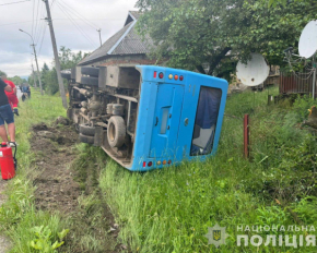 В Закарпатье перевернулся рейсовый автобус с пассажирами: много пострадавших