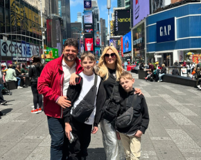 Ірина Федишин влаштувала зйомку з чоловіком і синами в центрі Нью-Йорка