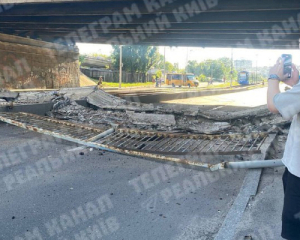 В Киеве обрушилась часть моста