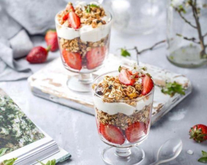 Досконалий десерт для сніданку: як приготувати йогуртовий парфе з сезонних фруктів