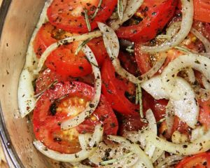 Вкусный и полезный перекус: записывайте быстрый рецепт питательной закуски из помидор